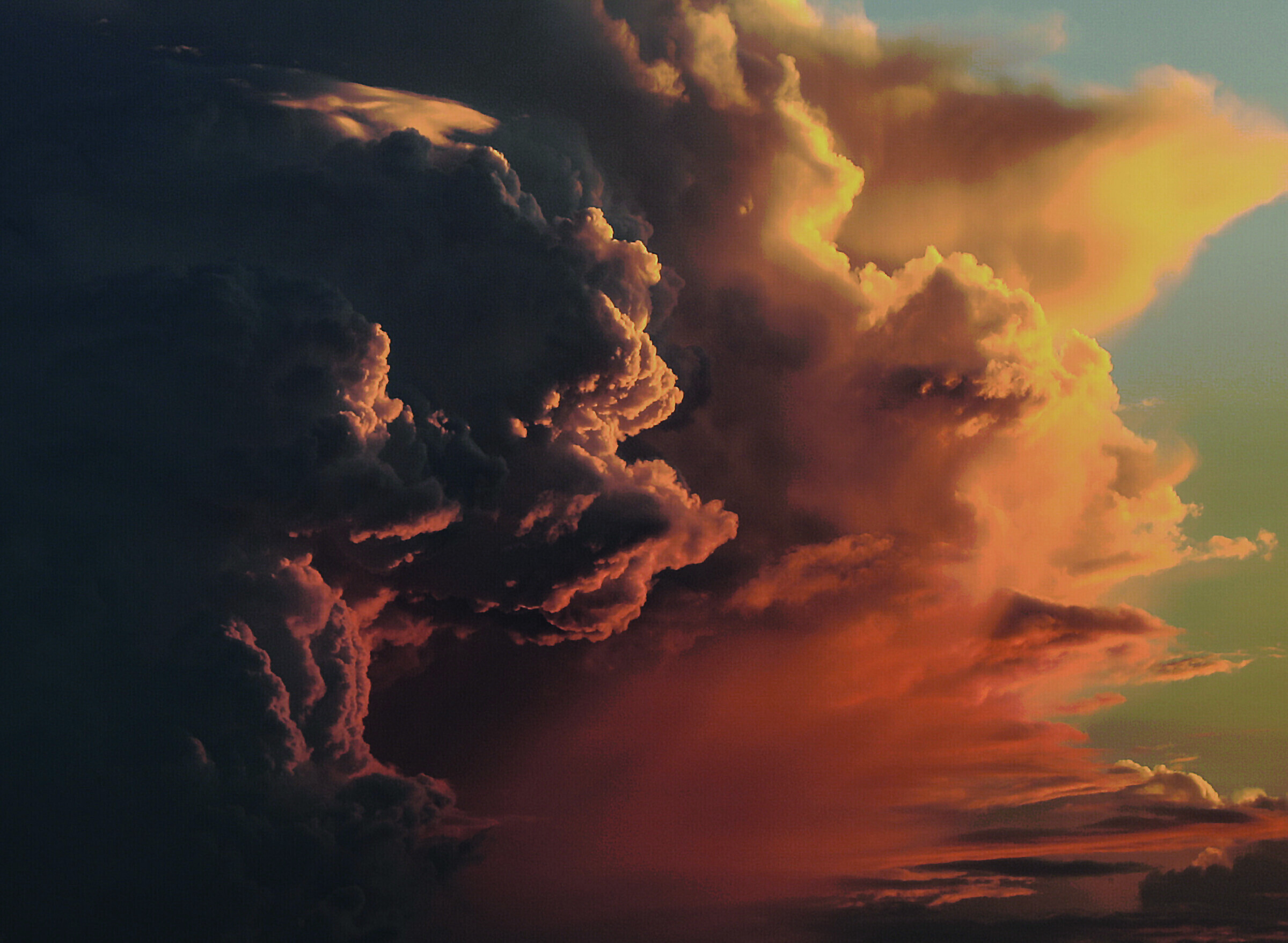 Dramatic thunderhead cloud